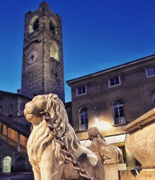 Piazza Vecchia la notte - Carlotta