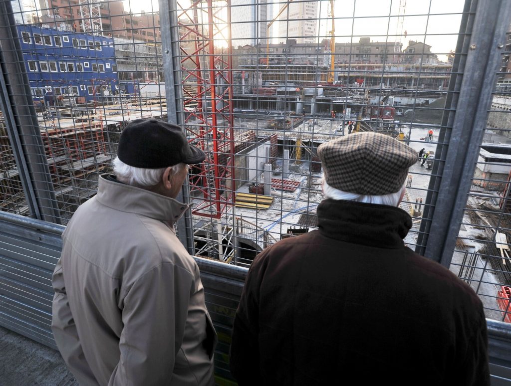 10 frasi dei pensionati bergamaschi quando stanno davanti ai cantieri