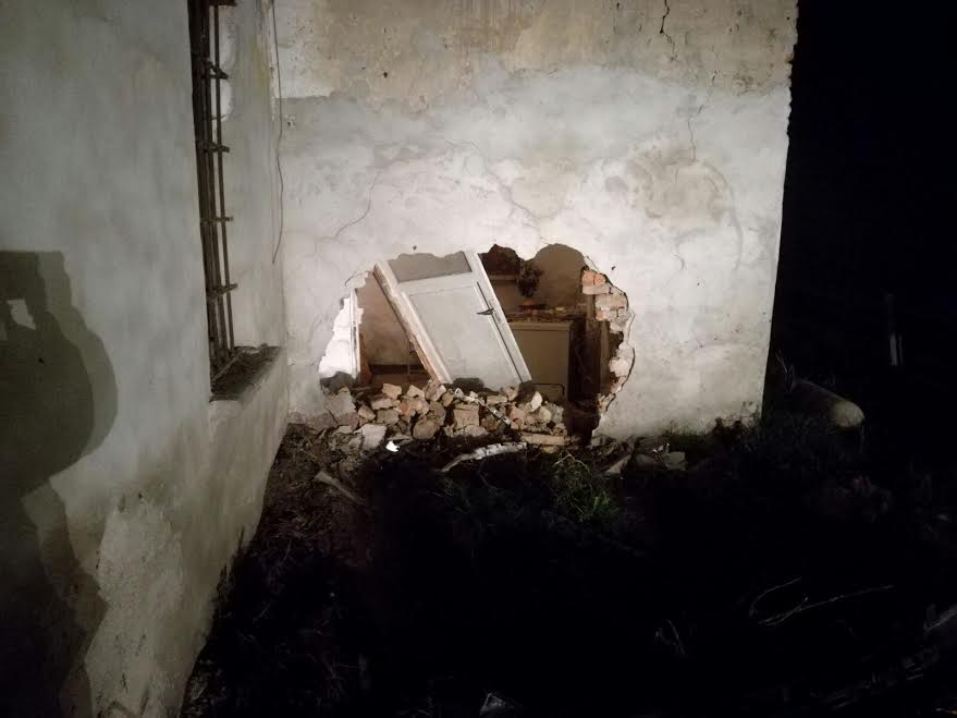 L’auto piomba nel salotto nel bel mezzo del cenone