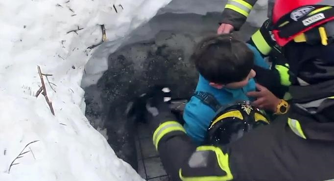 La fiaba sulla neve e il terremoto di un papà per le sue bambine