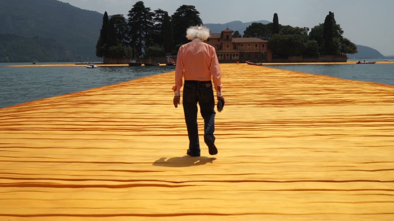 Christo cammina ancora sul Sebino ma con una passerella da sfogliare