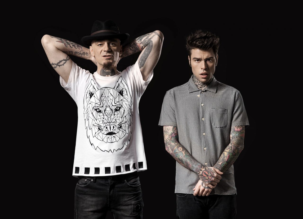 Fedez e J-Ax, Comunisti col Rolex che fanno selfie coi fan a Orio