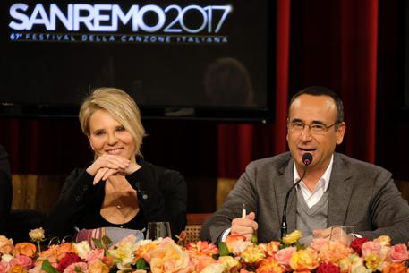 Carlo Conti con Maria De Filippi durante la conferenza stampa di presentazione dell'edizione 2017 del Festival di Sanremo. 11 gennaio 2017. ANSA/ RICCARDO DALLE LUCHE