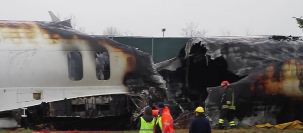 In fiamme l’aereo finito sulla strada Rogo scoppiato in fase di rimozione
