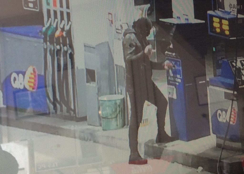 Pesca di banconote con tubo e colla Benzinai derubati da ladri ingegnosi