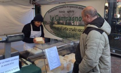 Francesca, la signora dei formaggi saluta il mercato di Piazza Pontida