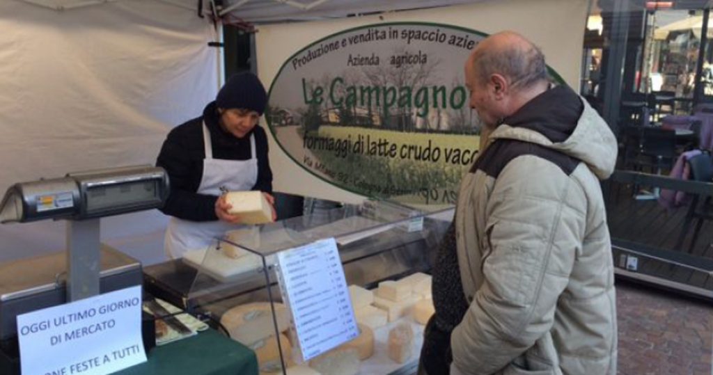 Francesca, la signora dei formaggi saluta il mercato di Piazza Pontida