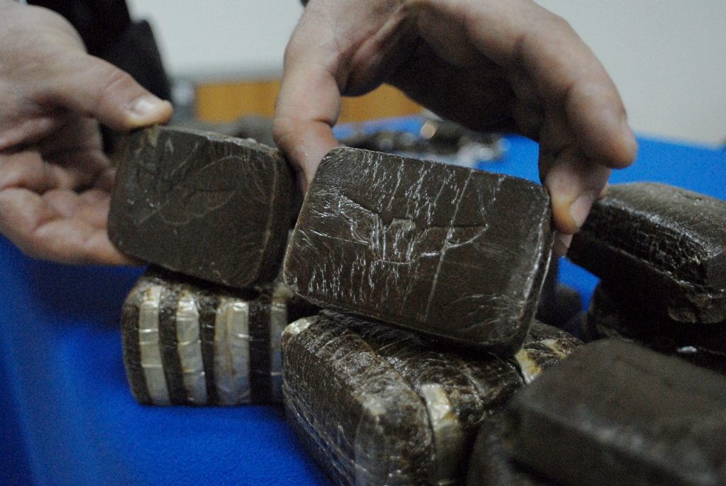 Accetta di fare da corriere per un debito con i pusher: arrestato a Treviglio con 4 chili di hashish in auto