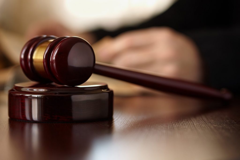 Mentre il giudice lo sta interrogando l'imputato si addormenta (e russa) Prima Bergamo Mentre il giudice lo sta interrogando l'imputato si addormenta (e russa) Prima Bergamo