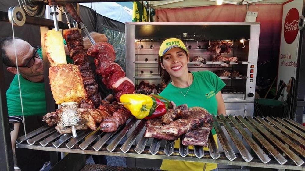 Dal churrasco al Canguro burger C’è lo street food in piazzale Alpini