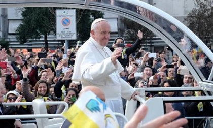 Papa Francesco in visita a Milano ben lontano dai centri di potere