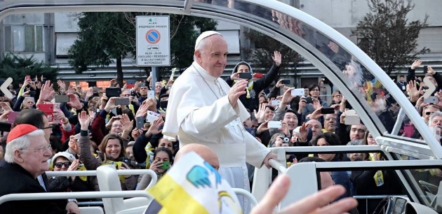 Papa Francesco in visita a Milano ben lontano dai centri di potere