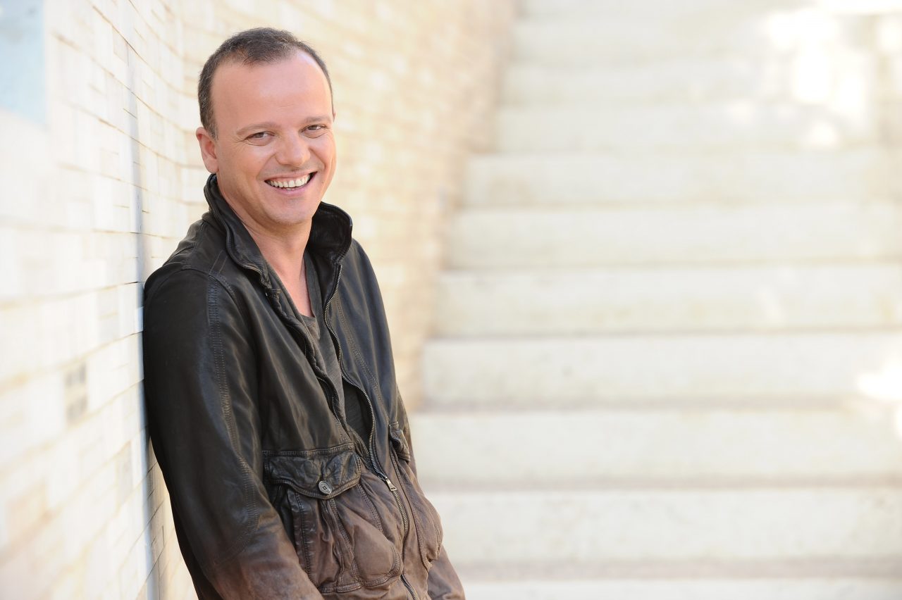 Se Gigi D’Alessio va a Le Due Torri Ermal Meta canta dentro Oriocenter