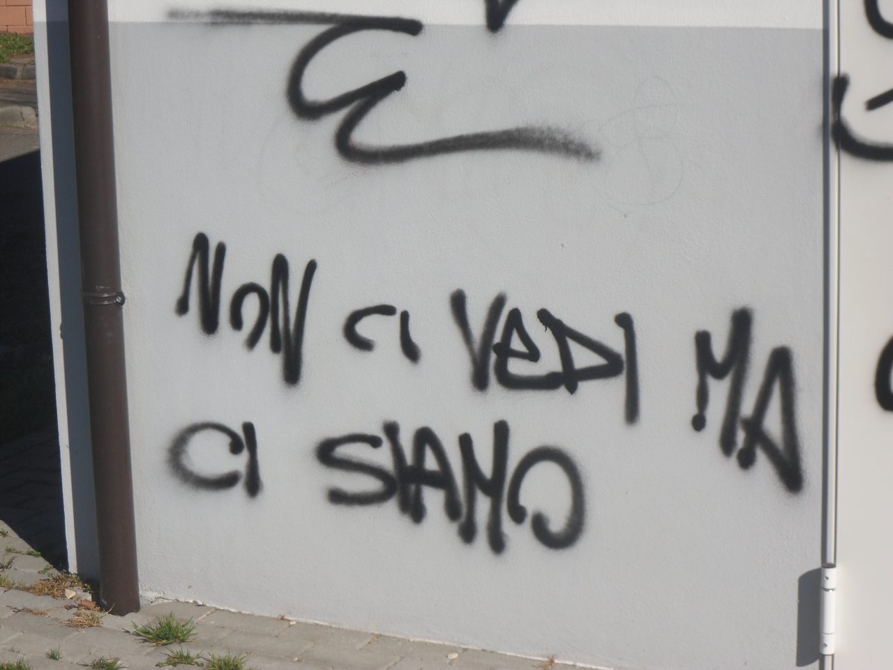 «Non ci vedi, ma ci siamo…» I vandali sbeffeggiano i vigili