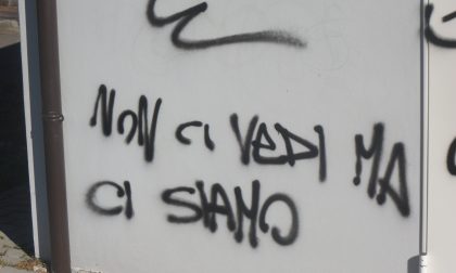 «Non ci vedi, ma ci siamo…» I vandali sbeffeggiano i vigili