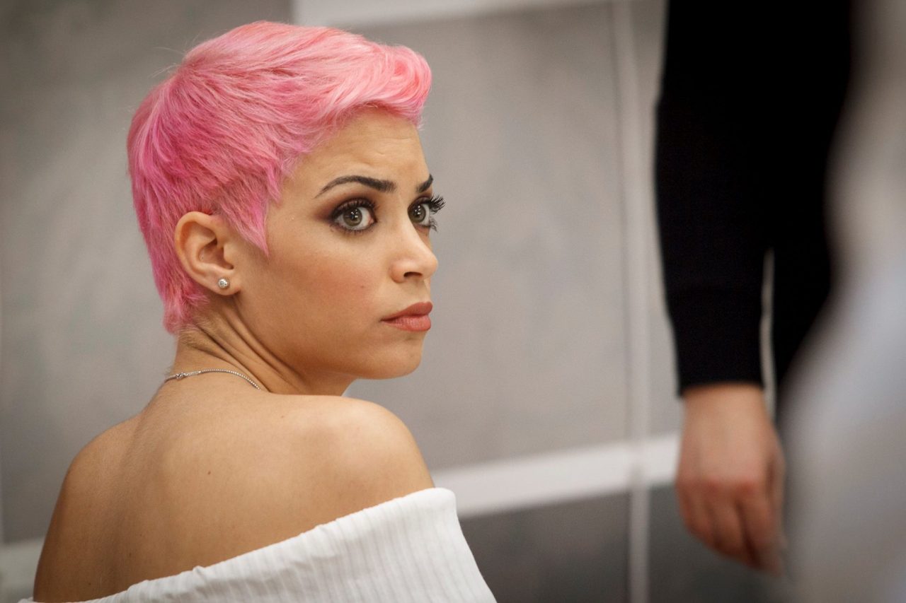 Elodie, occhi grandi e capelli rosa Da Amici e Sanremo a Le Due Torri