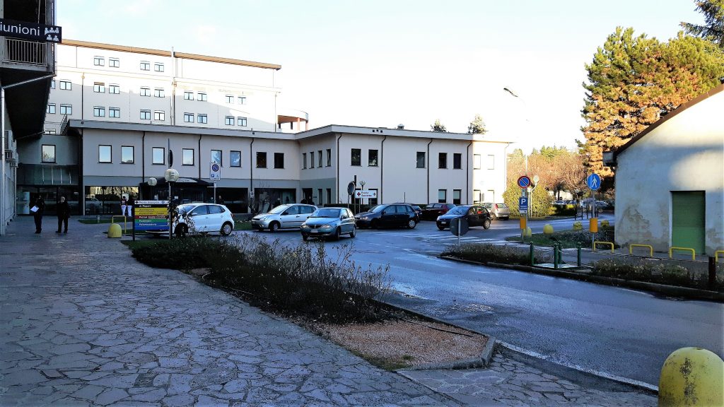 Muore nel parcheggio dell’ospedale Era stato dimesso da pochi minuti