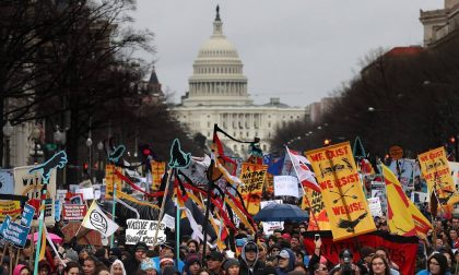 Perché gli indiani d'America Sioux marciano davanti alla Casa Bianca