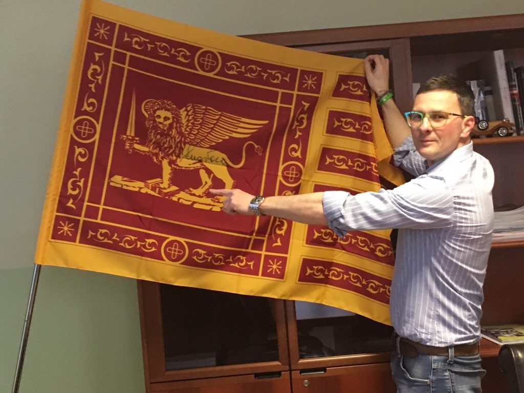 Sindaco, né tricolore né Mattarella La Serenissima sventola in Comune