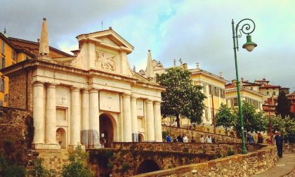 Giornata mondiale del donatore di sangue: stasera Porta San Giacomo si tinge di rosso