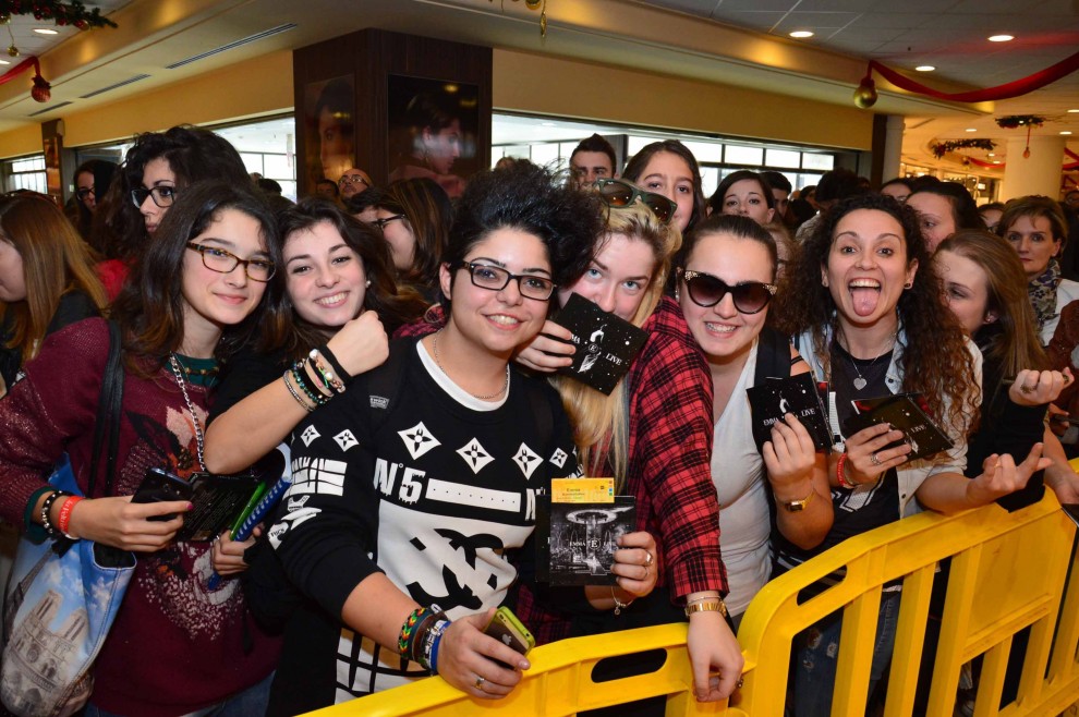 Un tempo c’erano le groupie e poi venne l’era degli instore
