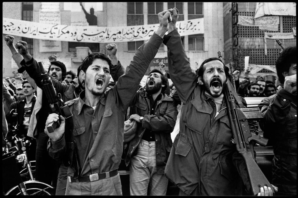 Abbas. Militari armati fuori dall’ambasciata statunitense, dove i diplomatici sono tenuti in ostaggio. Teheran, Iran, 1979