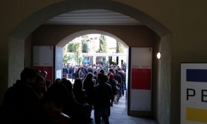 Lunga coda per entrare in Gamec Per Warhol, ma l'aperitivo invoglia