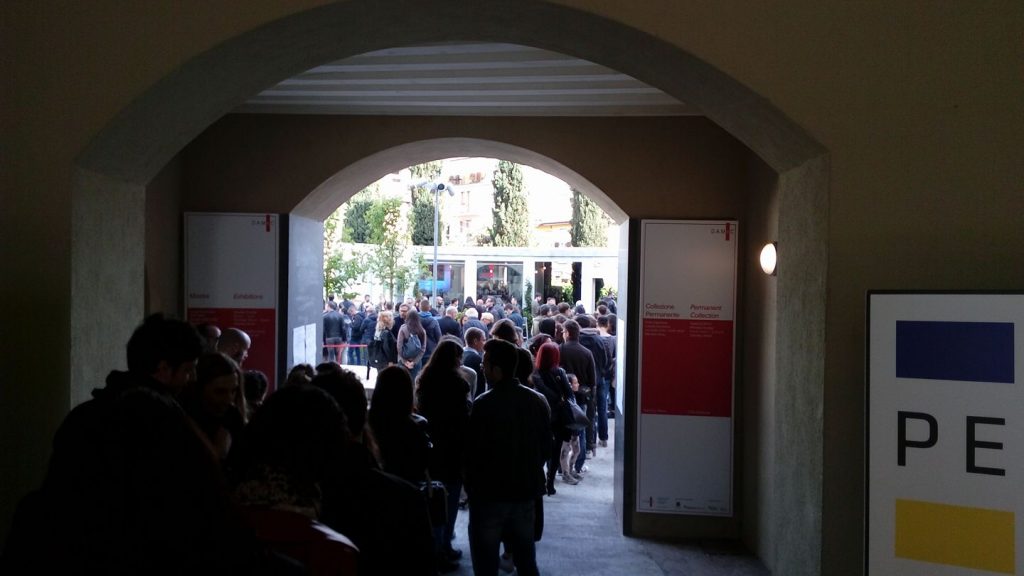 Lunga coda per entrare in Gamec Per Warhol, ma l’aperitivo invoglia