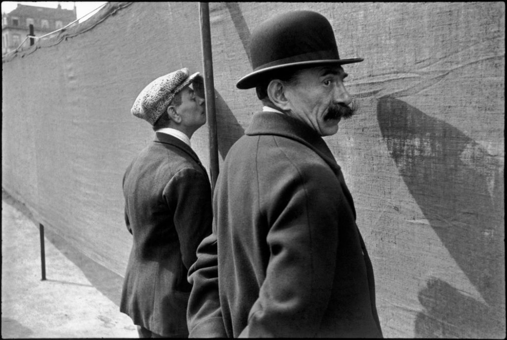 2.	Henri Cartier – Bresson. Due uomini davanti ad un pezzo di stoffa. Belgio, 1932