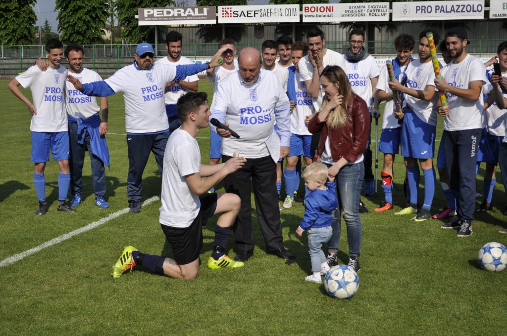 Le chiede la mano in campo dopo la sua ultima partita