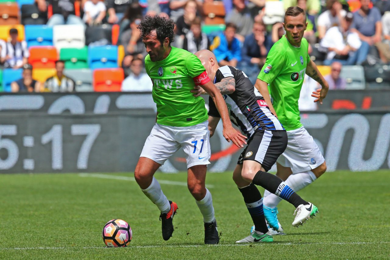 Anche su Twitter il pari va bene Però quella maglietta fluo…