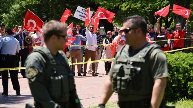 La scorta di Erdogan ha pestato dei manifestanti a Washington