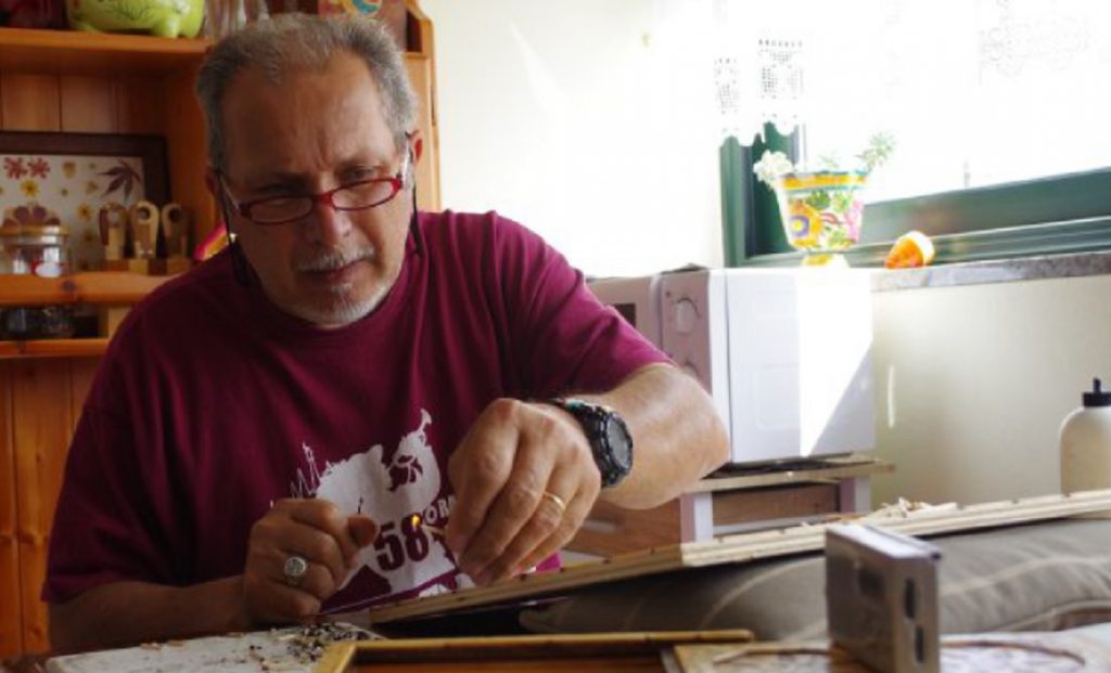 Lo strano hobby di Lorenzo Corna che dipinge con… i fiammiferi!
