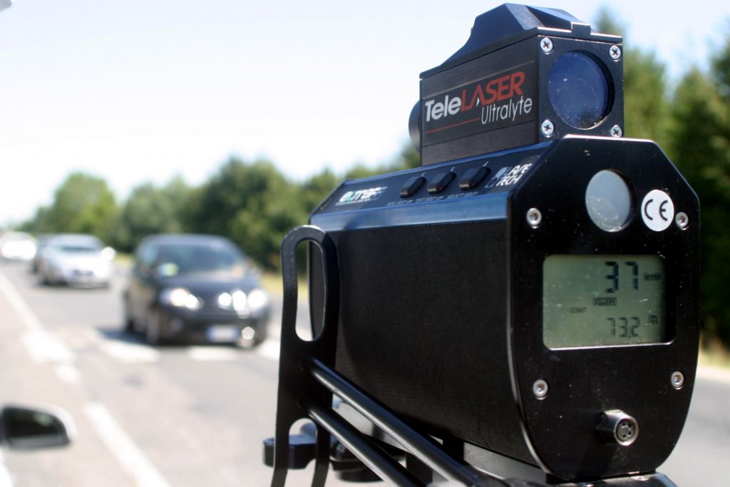 Motociclista a quasi 90 all’ora sopra il limite a Cerete: maxi multa, patente sospesa