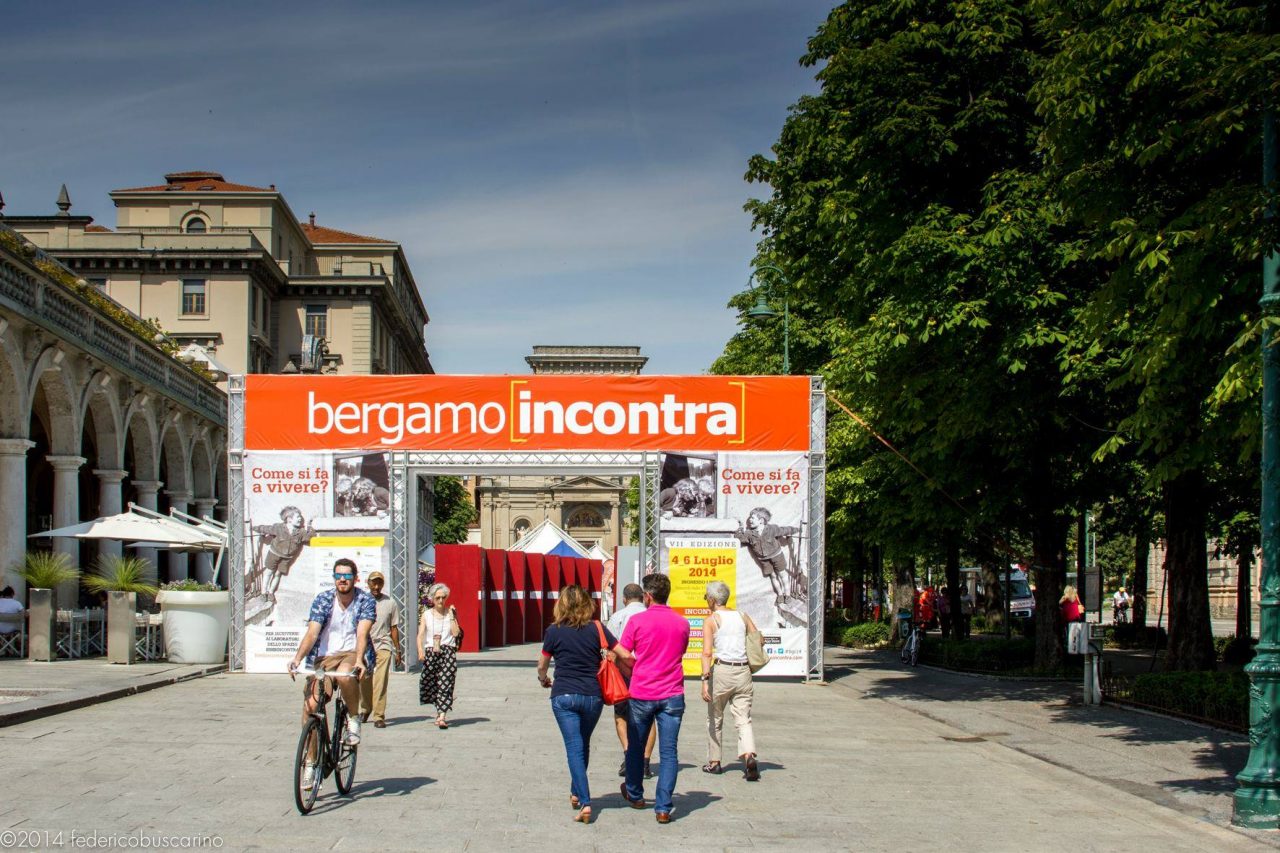 La ricerca costante della felicità BergamoIncontra sul Sentierone