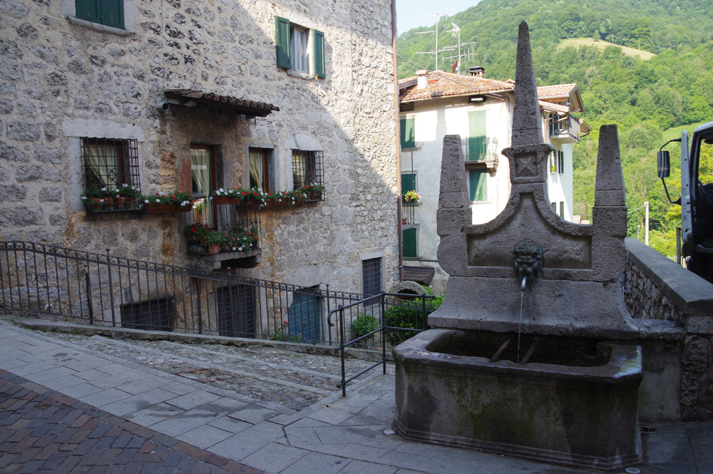 12 - La fontana di Serina, simbolo della Via mercatorum