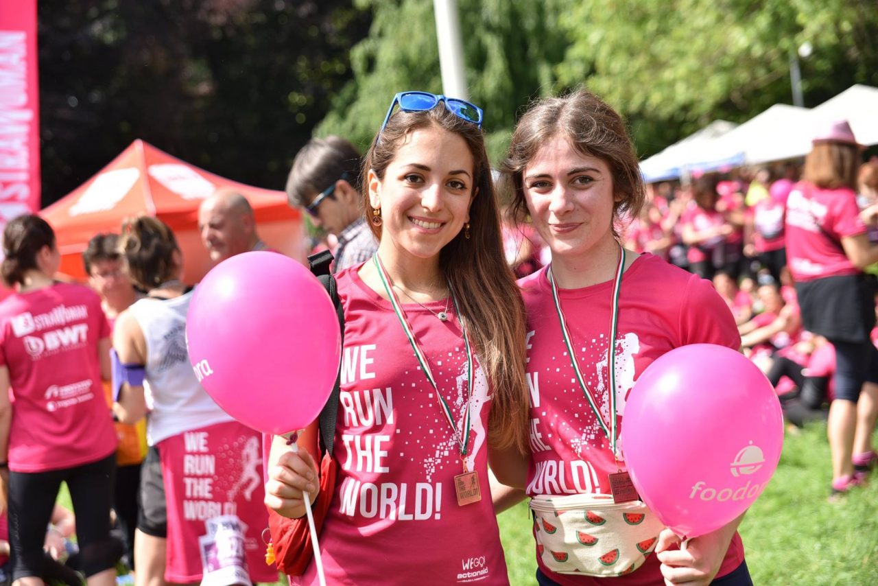 Un fiume rosa scorre per Bergamo StraWoman, meraviglia di marcia