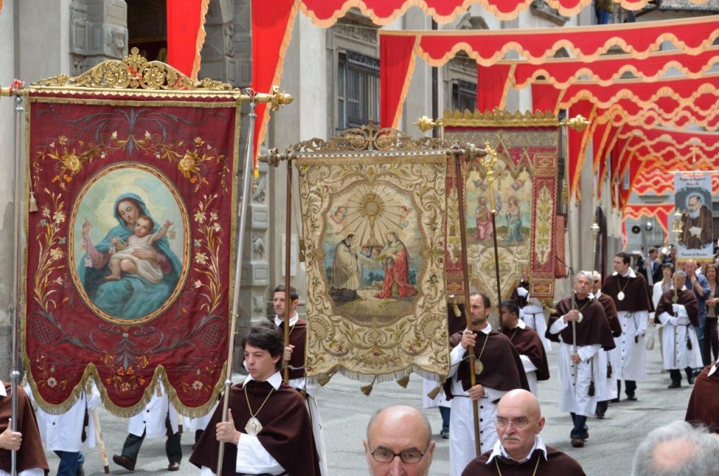 Ori e sete preziose a Gandino La regalità del Corpus Domini