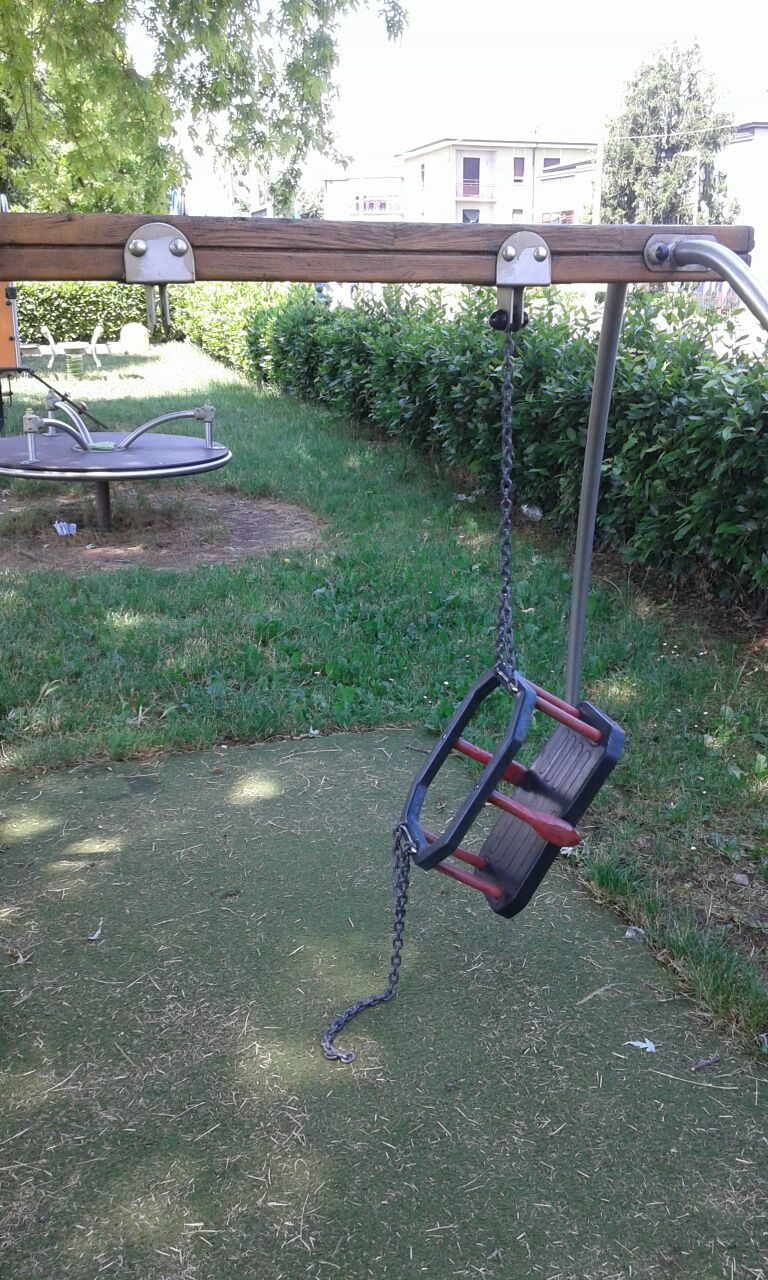 Quella moda di sbullonare i giochi Il Comune: «Aiutateci a prenderli»