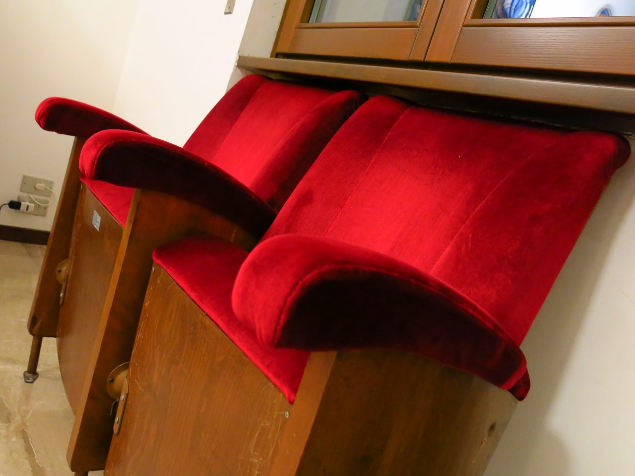 Due poltrone del Donizetti in casa La felicità scritta sul velluto rosso