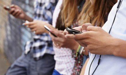 Le due sindromi da smartphone A rimetterci sono collo e pollice