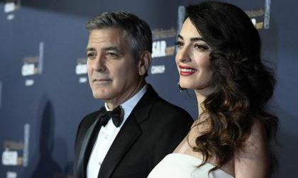 Il parto superchic di Amal Clooney (indovinate quanto è costato...)