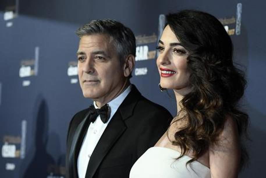 Il parto superchic di Amal Clooney (indovinate quanto è costato…)