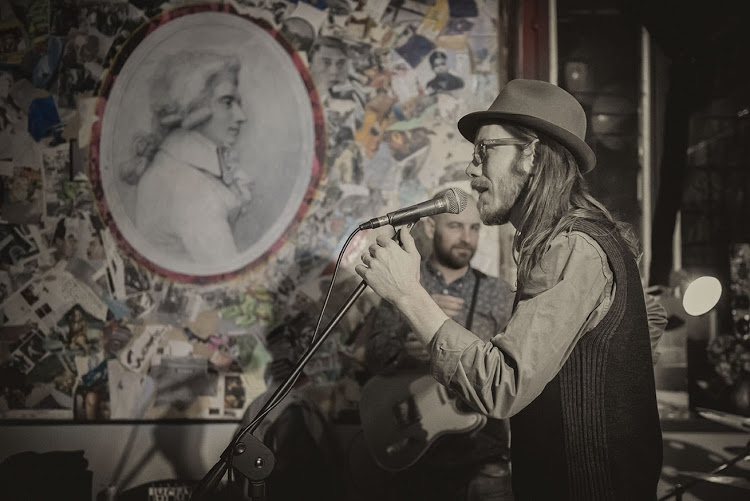 Storie di treni e bottiglie vuote Al Goisis ci sono i Two Blues