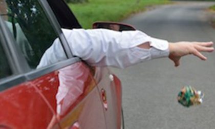 Seriate, getta una carta dall’auto e arriva una multa da 106 euro