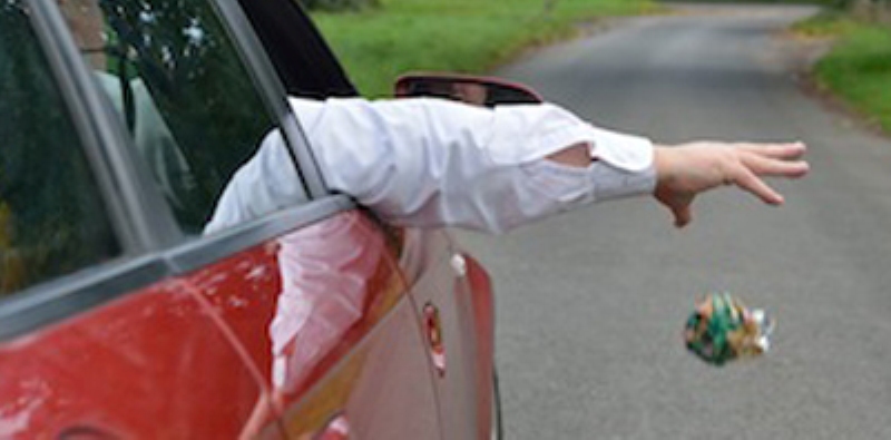 Seriate, getta una carta dall’auto e arriva una multa da 106 euro