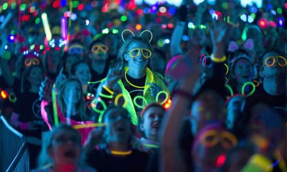 Correre e ballare tra luce e colori È il divertimento allo stato fluo