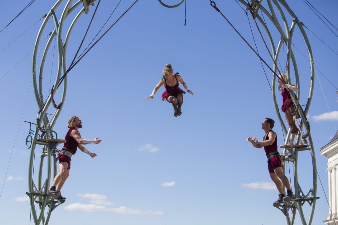 Tra giocolieri, acrobati e clown L’arte di strada invade Sarnico