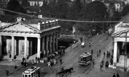 Passeggiata d'inizio '900 in città Con tutti i suoi buffi personaggi