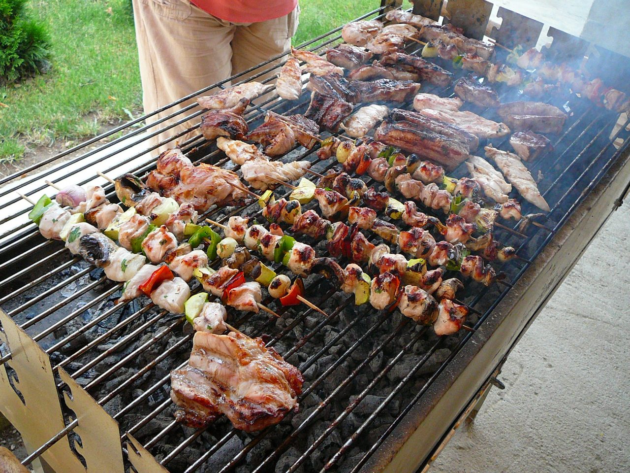Il misticismo da grigliata è maschio Ammirano i barbecue come totem